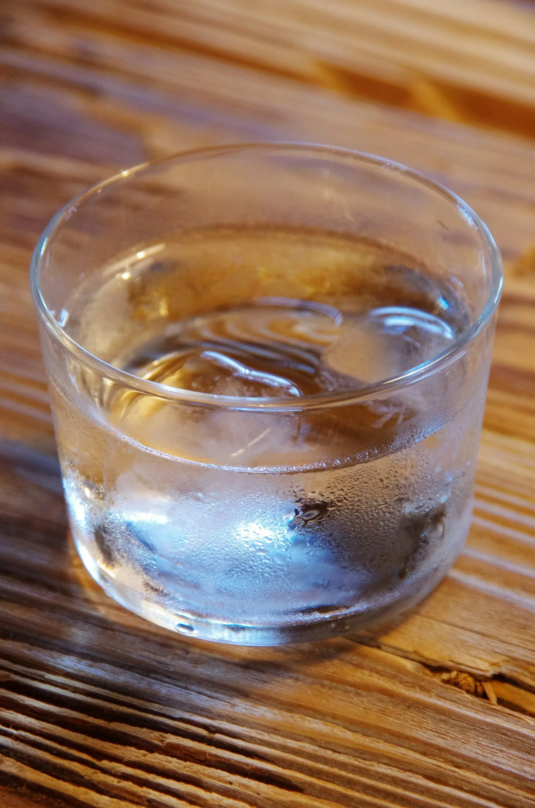 氷の入った水のグラス