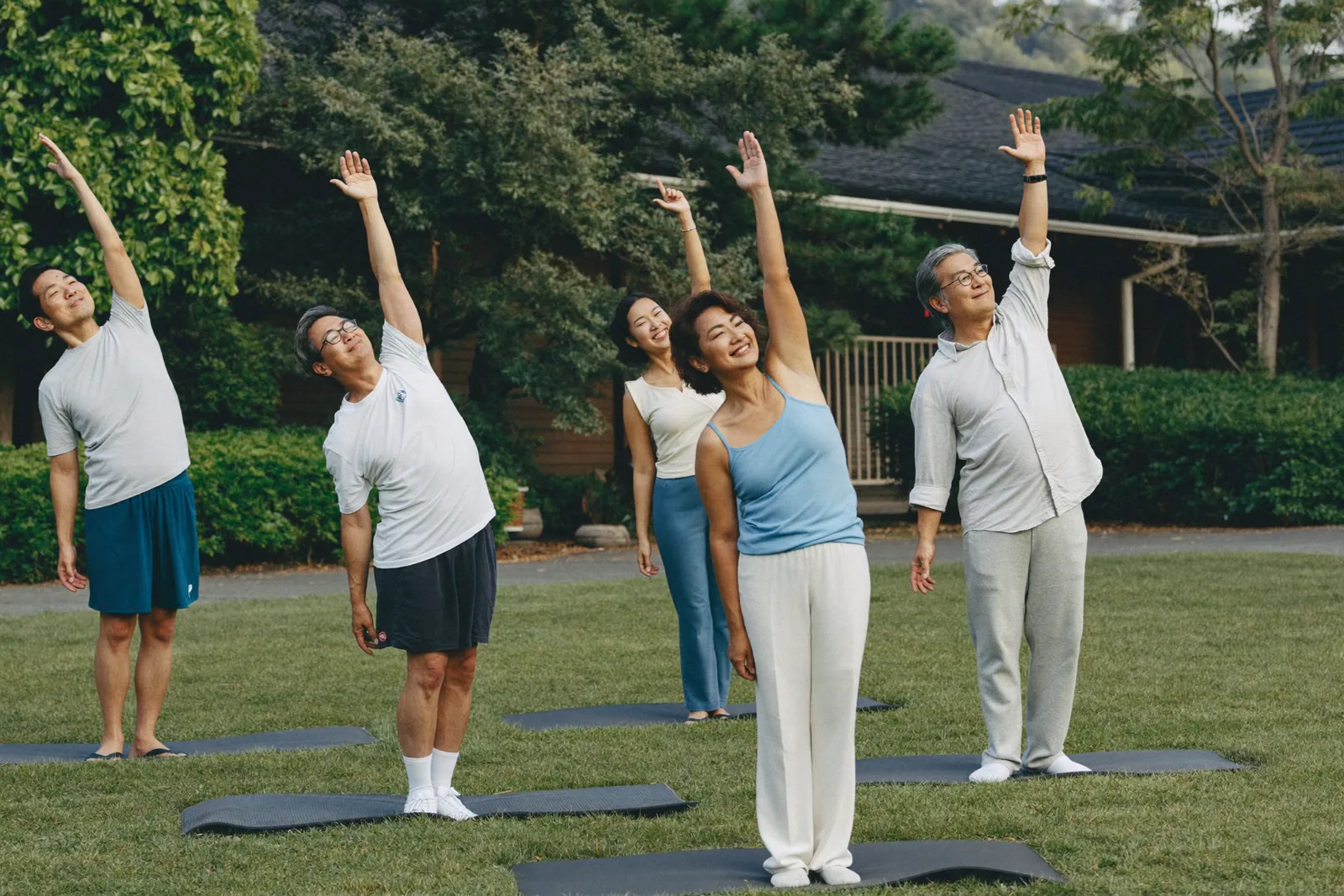 公園で朝の体操をする60〜70代の人たち