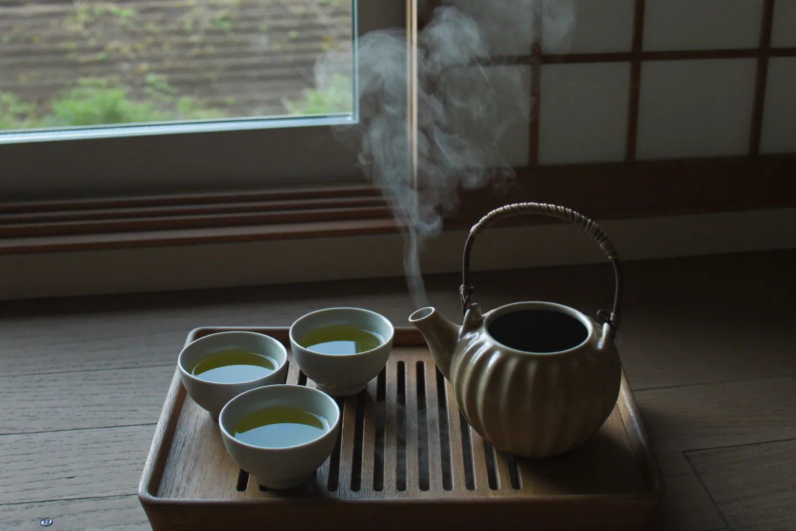 急須と緑茶の湯のみ
