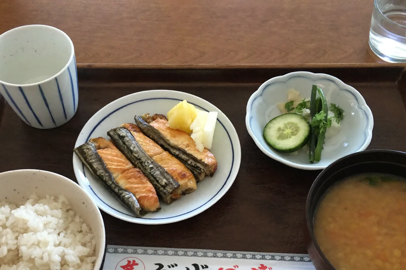 焼きさばとご飯とみそ汁の和食