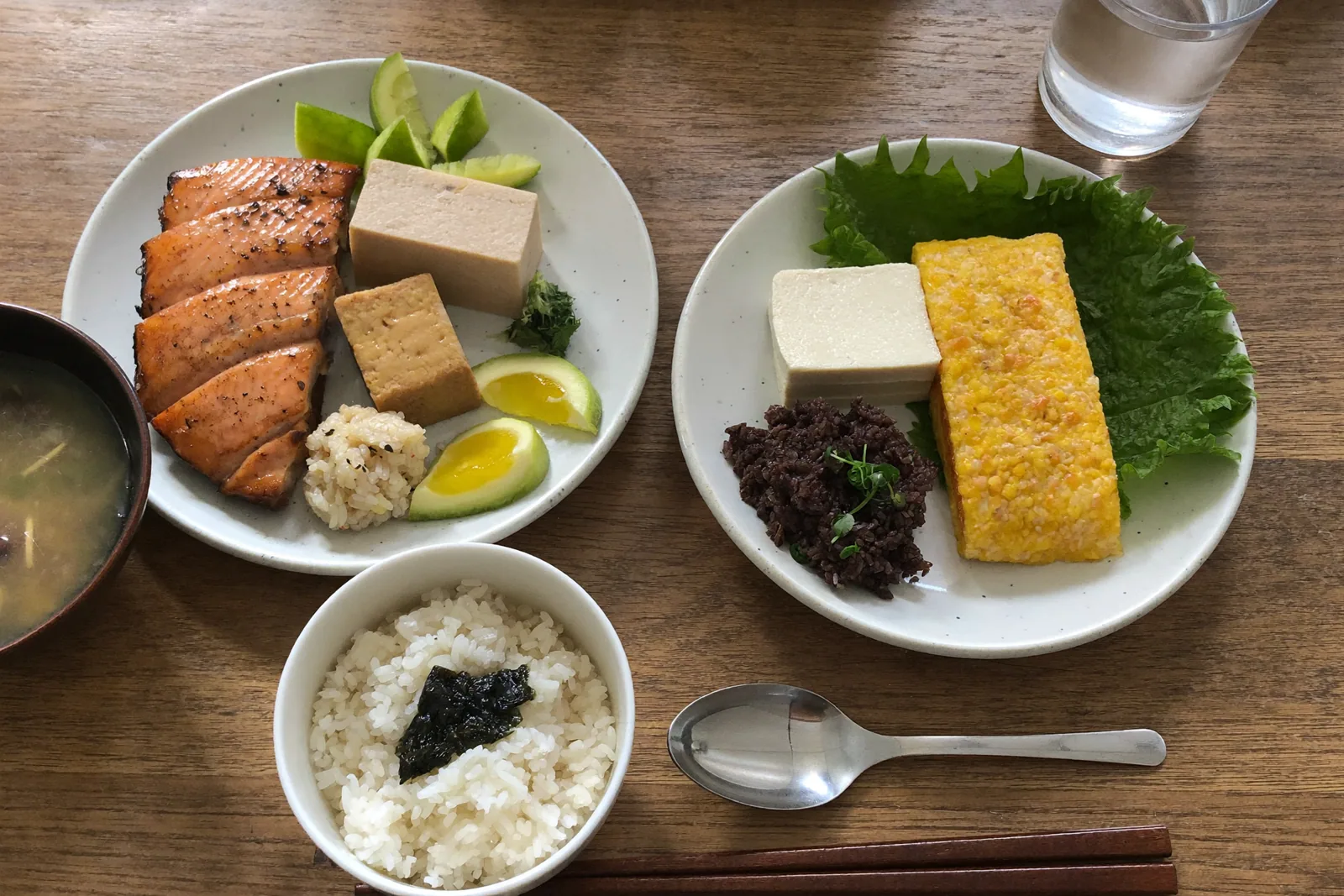 焼き鮭・卵焼き・豆腐・ご飯・みそ汁の朝ごはん